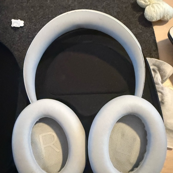 Bose Headphones 700 Noise Cancelling Headphones with Built-in Microphone - Picture 4 of 11